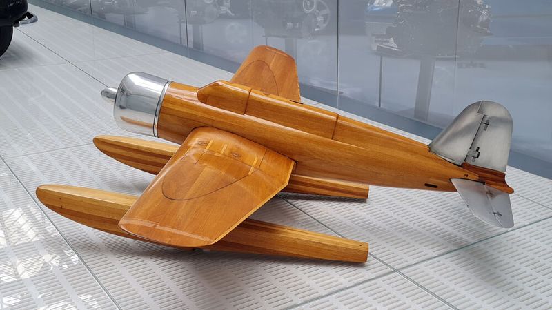 Zu Beginng stellte man in Lizenz etwa den deutsche Bomber Ju 86A oder das US-amerikanische Schulflugzeug North American NA-16 (T-6) her. Im Jahr 1940 begann man mit der Produktion in Trollhättan. Im selben Jahr entstand der erste eigene Entwurf von Saab, der zweisitzige Sturzkampfbomber und Aufklärer Saab 17. (Bild: Autoren-Union Mobilität/Michael Kirchberger)