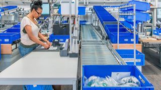 Die Pick-&-Pack-Arbeitsplätze hat Aberle exakt auf die Anforderungen von Schmalz abgestimmt. (Aberle)