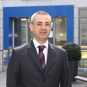 Hans-Peter Bursig, Geschäftsführer Fachverband „Elektromedizinische Technik“ im ZVEI: „Cybersicherheit wird in der Gesundheitswirtschaft zu einem immer wichtigeren Thema. Denn auch deutsche Krankenhäuser sind schon mehrfach mit Ransomware angegriffen worden, teilweise mit massiven Folgen für den Betrieb.“(Bild:  ZVEI)