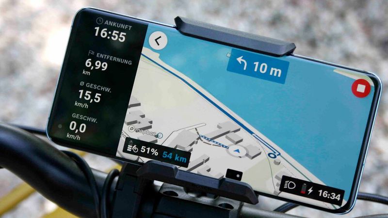 Wechsel man in den sogenannten „Ride Screen“, kann man sich Bordcomputer-Infos und die Navigation parallel anzeigen lassen. (Bild: sp-x / Mario Hommen)