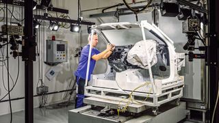 Ein Experte analysiert den Airbagschuss – ob sich das Schutzkissen gemäß den erforderlichen Spezifikationen geöffnet hat. (Bild: yanfeng)