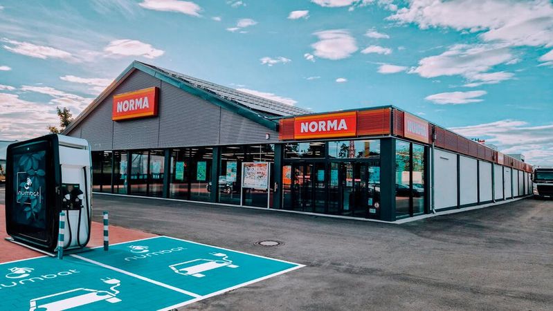 Noch in diesem Jahr sollen erste Norma-Filialen mit Ladesäulen von Numbat ausgestattet werden.(Bild:  Numbat)