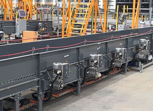 Mehr als 1000 Antriebe bewegen die Förderbänder in der modularen Anlage des Paketverteilzentrums von Toll IPEC. Mehr als 1000 Antriebe bewegen die Förderbänder in der modularen Anlage des Paketverteilzentrums von Toll IPEC.