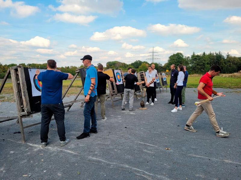 Zahlreiche Teilnehmer versuchten sich im Bogenschießen. (Bild: Westcon-Comstor)