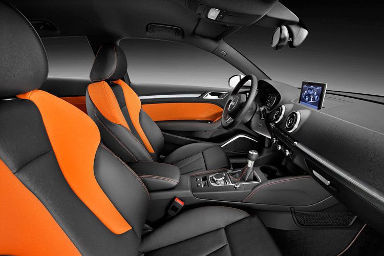 ... hat er viele Tugenden der größeren Modelle übernommen: Zum Beispiel die Sportsitze in der S-Line-Variante oder das Entertainment: ... (Audi)