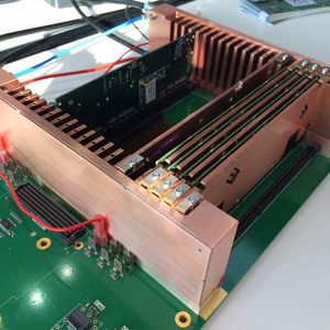 In Halle 2 auf dem Messegelände in Hannover stellt, wie in den vergangenen Jahren auch, IBM zur CeBIT aus. Das ist der Prototyp eines wassergekühlten Microserver-Modells, das die Forscher in Rüschlikon entwickelt haben.