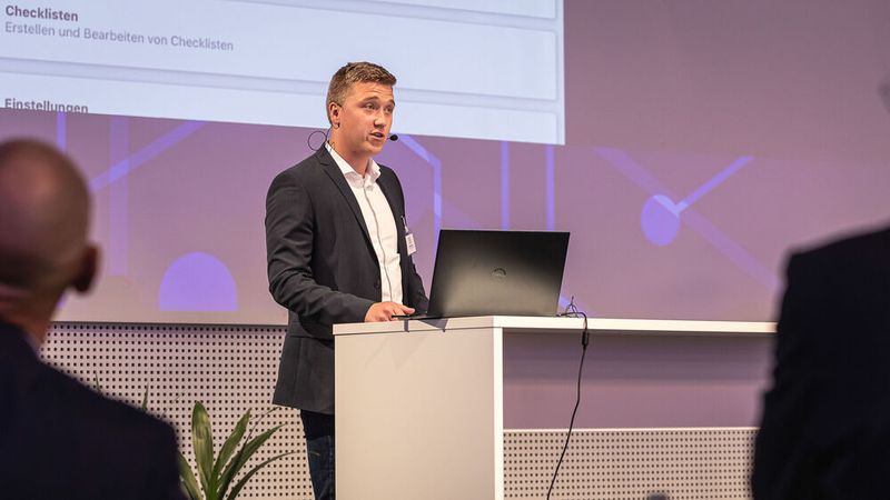 Mika Sauermann von Loco-Soft stellte die neue App des DMS-Anbieters vor, mit der die Nutzer von jedem mobilen Endgerät aus auf alle Datenbestände zugreifen können. (Bild: Stefan Bausewein)