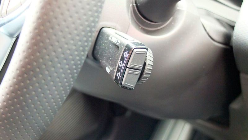 Auch der typisch französische Bediensatellit für das Radio lässt sich intuitiver handhaben als ein virtueller Regler auf einem Touchscreen. (Bild: Mauritz – VCG)