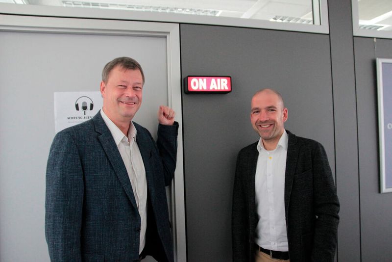 Gleich sind die beiden Herren „on air“: PROCESS-Chefredakteur Dr. Jörg Kempf (links) und Philipp Ketterer, Produktmanager Cybersecurity bei Vega. (Bild: Dominik Stephan/PROCESS)