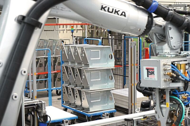 Nach dem Tiefziehen stapelt der Handlingroboter die fertigen Blechgehäuse auf den Transportwagen. (Salvagnini)