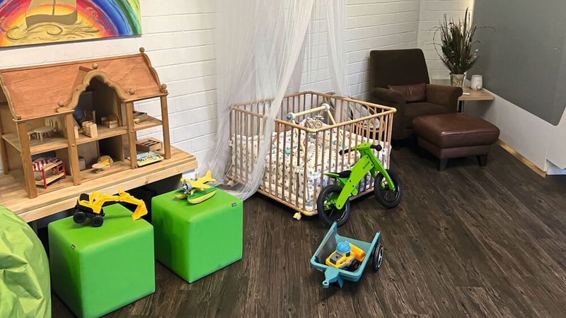 Das Autohaus am Großmarkt versteht sich als Wohlfühloase, nicht nur an Kleinkinder wird hier gedacht, sondern auch an Babys und stillende Mütter. (Bild: Pfaff – VCG)