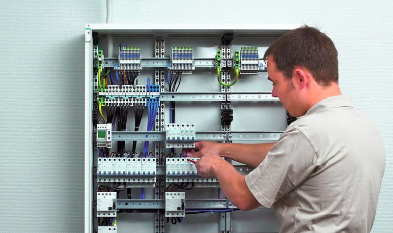 Bild 3: Mit den richtigen Produkten lässt sich unter anderem ein umfassender Leitungs- und Personenschutz schnell und sicher realisieren. (Bild: Siemens)