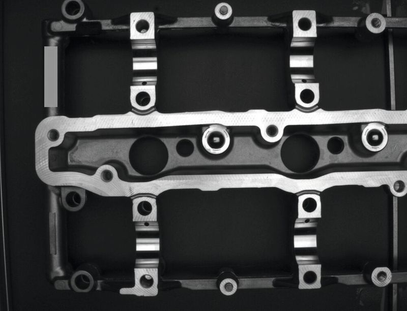 Um den Qualitätsstandards der Automobilhersteller zu entsprechen, müssen Fehlstellen wie Lunker, Bearbeitungsspuren und sonstige Unregelmäßigkeiten auf den Funktionsflächen der Motorblöcke zuverlässig erkannt werden.