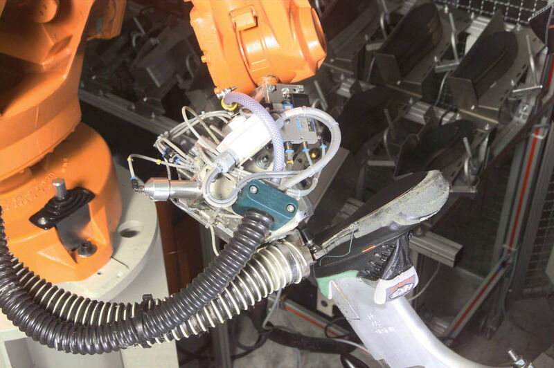 Bei ausreichend langen Taktzeiten der Fertigung können Roboter zwei Jobs übernehmen – beispielsweise Aufrauen und Einlegen von Stahlsohlen für Sicherheitsschuhe. (Bild: ABB)