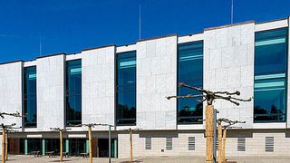 Die Niedersäschische Landesregierung – hier im Bild zu sehen eine Außenansicht des Niedersächsischen Landtag mit dem Plenarsaaltrakt am Platz der Göttinger Sieben – hat die Entwicklung einer Open-Data-Strategie beschlossen (Focke Strangmann)