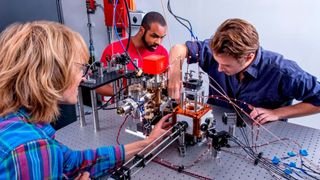 Wissenschaftler von Quera am Arbeiten. Das Unternehmen setzt auf Quantencomputer mit neutralen Atomen. (Bild: QuEra)