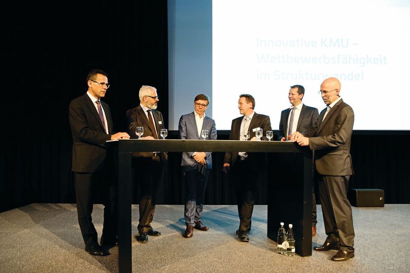 v.l.n.r Peter Elmer (CEO Big Kaiser AG), Tomislav Pavici (Leiter Logistik Service Migros Ostschweiz), Kurt Waigelt (Direktor IHK St. Gallen-Appenzell), Bruno Kehl (Kahnu&Kehl), Andreas Münster (Thyssen Krupp Presta Steering) und Diskussionsmoderator Peter Frischknecht (Geschäftsführer Startfeld) (VBM / Sergio Caré)