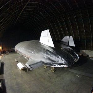 Der Prototyp des Pelican-Luftschiffs im Hangar(Aeros Worldwide)