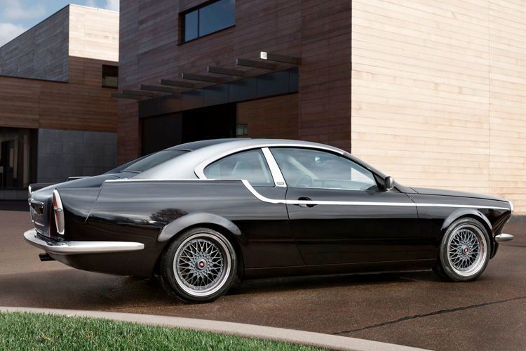 Zwar blieb die Antriebstechnik des 309 kW/420 PS starken Achtzylinder-Motors unangetastet, doch erkennt man das Fahrzeug von außen nicht wieder. (Foto: Bilenkin Classic Cars)