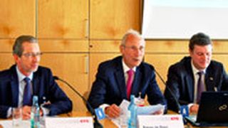 GTÜ holt weiter auf: GTÜ-Geschäftsführer Rainer de Biasi (Mitte) zog bei der AMI-Pressekonferenz zusammen mit Pressechef Hans-Jürgen Götz (li.) und Technikleiter Robert Köstler eine positive Bilanz für 2011. (Foto: GTÜ)