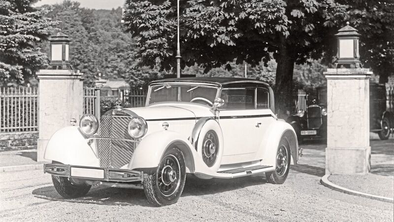 Hier ein 770 in der Ausführung als Cabriolet B (viersitzig, zweitürig). Das Foto wurde 1932 in Baden-Baden bei der dortigen Schönheitskonkurrenz (Concours d’Élégance) gemacht. Das Fahrzeug erhielt eines von zweien die höchste Auszeichnung  „Goldene Bänder“ verliehen. (Mercedes-Benz)