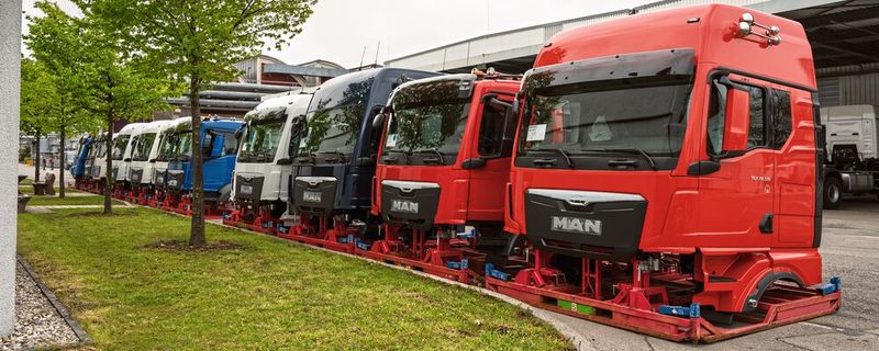 Vor der Hochzeit mit dem Fahrgestell werden die verschiedenen Fahrerhäuser gepuffert. Vor der Hochzeit mit dem Fahrgestell werden die verschiedenen Fahrerhäuser gepuffert.