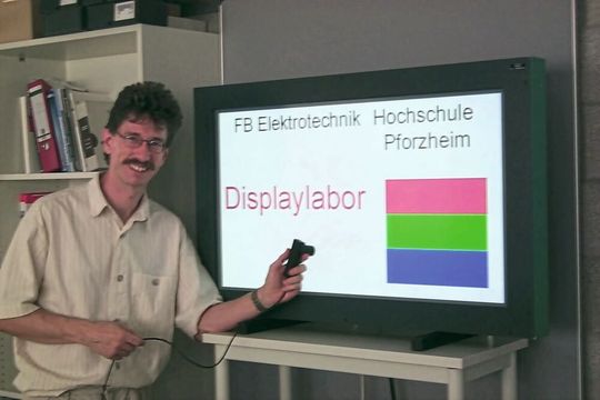 Prof. Blankenbach von der Hochschule Pforzheim mit einem Plasma-Display. (Bild:  DFF)