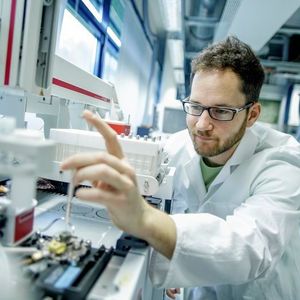 Ian Keesey analysiert die Düfte einzelner Fliegen mittels GC/MS (Gaschromatographie mit Massenspektrometrie-Kopplung). Bei kranken Fliegen waren deutlich erhöhte Mengen der Fliegenpheromone messbar.