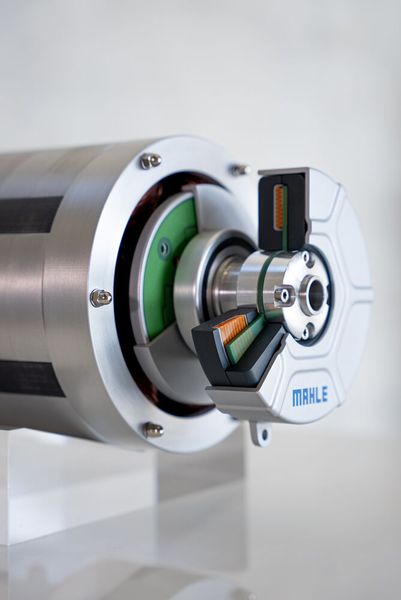 Die an den Motor angeflanschte Komponente ist der Leistungstransmitter... (Bild: Mahle)