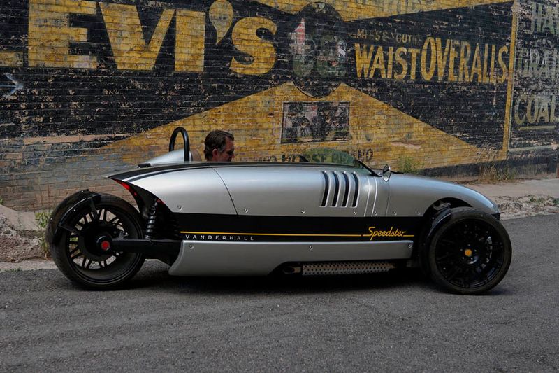 Der Sprint von 0 auf Tempo 100 dürfte ähnlich wie beim Zweisitzer-Pendant unter fünf Sekunden liegen, während maximal 225 km/h möglich sind.  (Vanderhall)