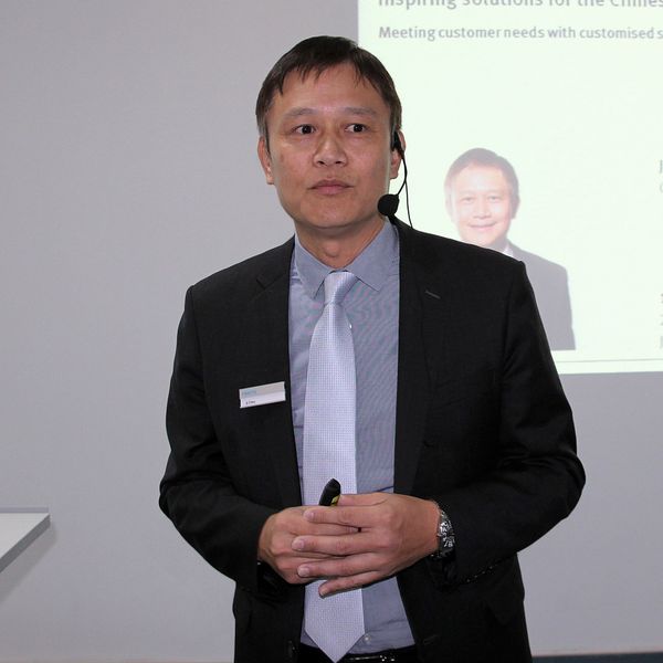 Der Chef von Festo im Großraum China, JJ Chen, erklärt die strategische Ausrichtung der Investitionen in Jinan und Shanghai: „Unsere Kunden in Asien erwarten Produkte und Lösungen auf demselben hohen technischen Niveau genauso wie kurze Lieferfristen, für die wir in Europa bekannt sind.“ (Siehe auch Video-Interview mit JJ Chen.) (Bild: Jablonski)