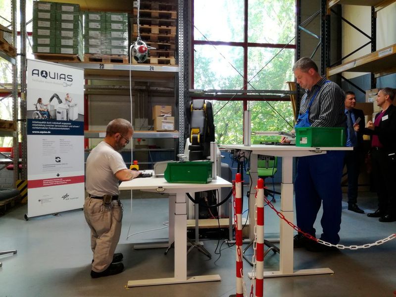 Der Tisch ist höhenverstellbar und lässt sich auf die jeweiligen Bedürfnisse der Mitarbeiter anpassen. Der Roboterarm wiederum passt sich problemlos an die veränderte Tischhöhe an.  (K.Juschkat/konstruktionspraxis)