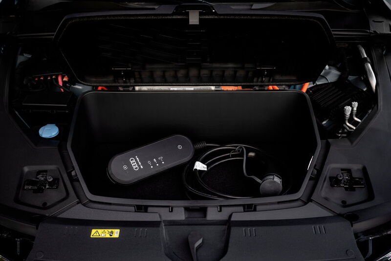 Unter der Vorderhaube befindet sich zudem ein zusätzlicher, mit 60 weiteren Litern recht bescheiden dimensionierter Kofferraum, der auch als „Frunk“ (front trunk) bezeichnet wird. Der Einstiegspreis für den E-Tron liegt bei 79.900 Euro. (Audi)