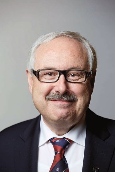 „Herzlichen Glückwunsch zum Geburtstag20 Jahre schreibt die PROCESS über die verfahrenstechnischen Industrien, allem voran über die chemische und die pharmazeutische Industrie. Wir als Prozessautomatisierer finden unsere Kunden in diesen Branchen. In diesen 20 Jahren hat sich die Prozessautomatisierung massiv verändert aber auch das Geschäft unserer Kunden. Große Märkte für unser Geschäft sind in diesem Zeitraum erst entstanden: China, Indien oder der Mittlere Osten. Unsere Kunden haben sich zu globalen Unternehmen gewandelt. PROCESS hat diese Entwicklung begleitet. Heute gibt es ein PROCESS WORLDWIDE und Ausgaben in China und Indien. PROCESS hat sich dabei den wirtschaftlichen und technischen Themen der Verfahrenstechnik gewidmet, wichtige Trends aufgegriffen und zur Diskussion gebracht. Denken wir dabei einmal an das bedeutungsvolle Thema der 