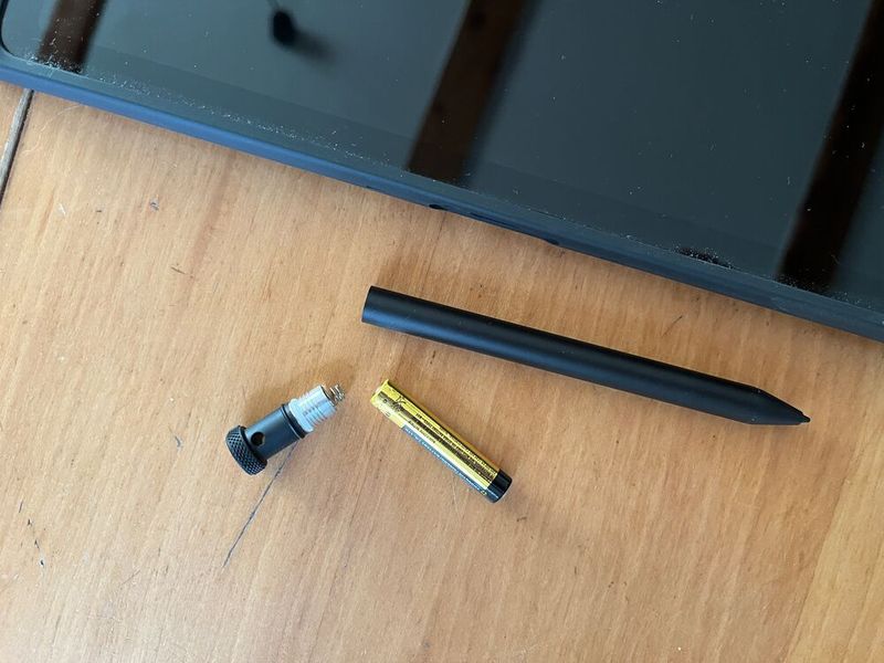 Der Stift wird durch eine kleine AAAA-Batterie mit Strom versorgt. (Bild: Vogel IT-Medien)