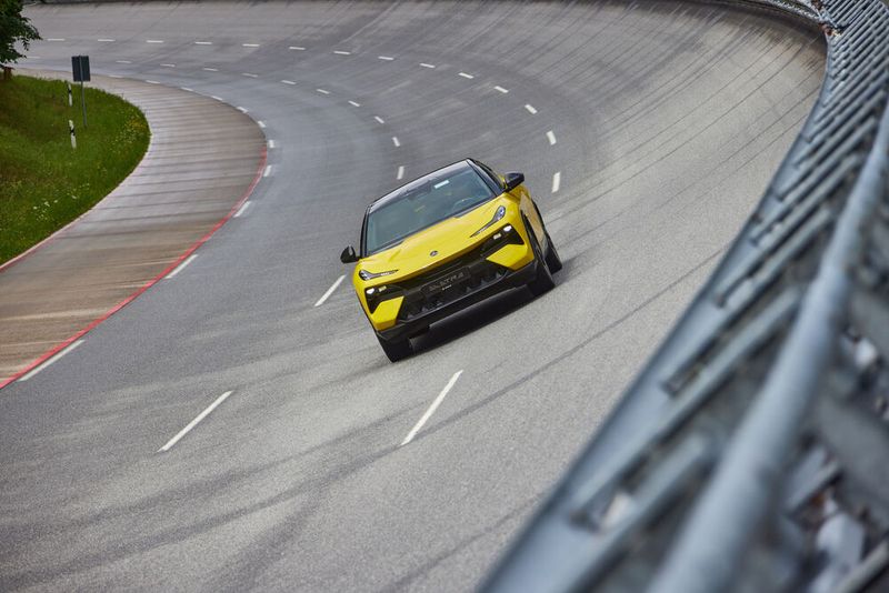 1993 müssen erstmals Schäden am Oberbau der Schnellbahn beseitigt werden. Dazu wird die gesamte Strecke erneuert und statt in Beton als Asphaltstraße ausgeführt. Auch eine Straßenbeleuchtung der gesamten Strecke sowie neue Leitplanken und zwei Schilderbrücken für ein Fahrerinformationssystem kommen ab 1997 zum Einsatz. Testbetrieb rund um die Uhr ist damit Alltag. (Bild: Oliver Roesler/Segula)