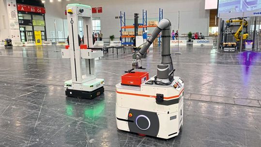 Egal ob auf der Logimat, während der Hannover Messe oder hier beim Mesh-up 2025 des VDMA während der Automatica: Unterschiedliche mobile Roboter, über VDA 5050 mit nur einer Leitsteuerung verbunden, zeigen, welche Automatisierungspotenziale in Produktion und Logistik stecken.(Bild:  VDMA)