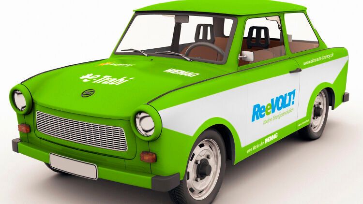 Auf der Automechanika in Frankfurt 2014 stellte der Hamburger Elektroauto-Spezialist Karabag/Reevolt einen elektrischen Trabant 601. Unter der Motorhaube steckt ein Elektromotor mit einer Spitzenleistung von 28 kW (38 PS) und einem Drehmoment von 148 Newtonmetern, der den Elektro-Trabi auf bis zu 100 km/h bringt. Die 11-kWh-Batterie ist im Kofferraum untergebracht und fasst Energie für bis zu 130 Kilometer. Die Ladezeit beträgt an der Haushaltssteckdose etwa 5,5 Stunden. Für seinen Transformationskit rief das Unternehmen knapp 13.500 Euro auf. (Bild: Karabag)
