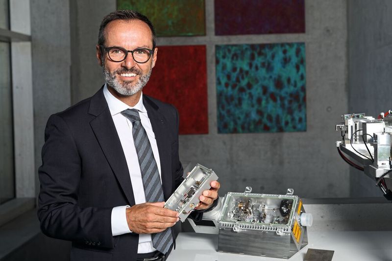„Mit dem Ultrakurzpulslaser erzeugen wir keine Anlassfarben, sondern eine Mikrostruktur in der Oberfläche, das sogenannte Black Marking“, Remo Tanneberger, Vertrieb Laser Division, Trumpf Schweiz AG. (KELLERMEDIA)