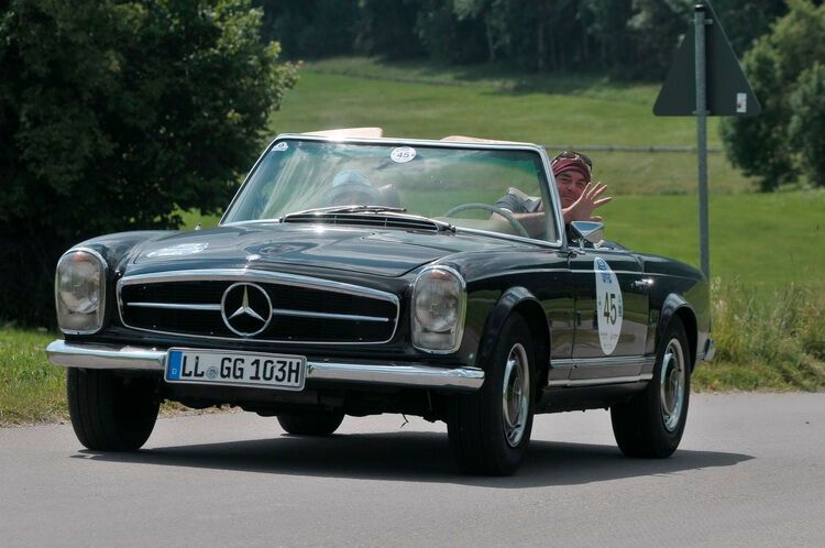 Hallöchen: Silvia Rogler und Dirk Weinzierl mit ihrem Mercedes Benz 280 SL Cabrio Roadster (Baujahr 1969). (Bild: Zietz)