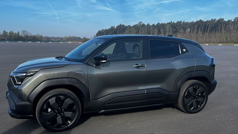 Die Ladeklappe befindet sich vorne auf der Fahrerseite. (Bild: Simon – VCG)