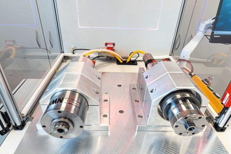 Zwei Schleifspindeln mit «IDEA-4S»: eine GMN-Spindel «UH-X 100-60000/9» mit 60 000 min–1 und 9 kW Dauerleistung (li.) sowie eine Weiss «SP100-75/62-10-Z» mit 100 mm Durchmesser,  75 000 min–1 und 5 kW Leistung. (Bild: GMN)