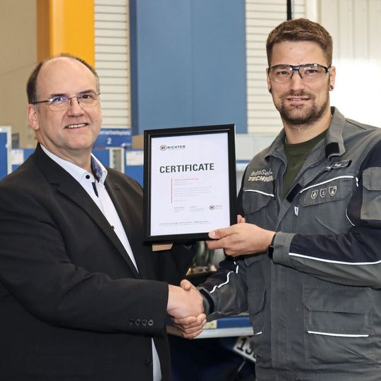 Freuen sich auf die zukünftig noch engere Zusammenarbeit: Christian Gather (links, Vertriebsleiter Europa Richter) und Peter Schreiner (Abteilungsleiter Instandhaltung Infraserv Gendorf Technik ).(Bild:  Infraserv Gendorf)