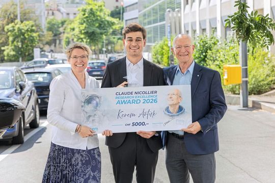 De gauche à droite, Andrea Dunbar (CTO, CSEM), Kerem Artuk (R&D Engineer, CSEM), et Claude Nicollier (ancien président du CSEM et astronaute suisse).(Source :  CSEM)