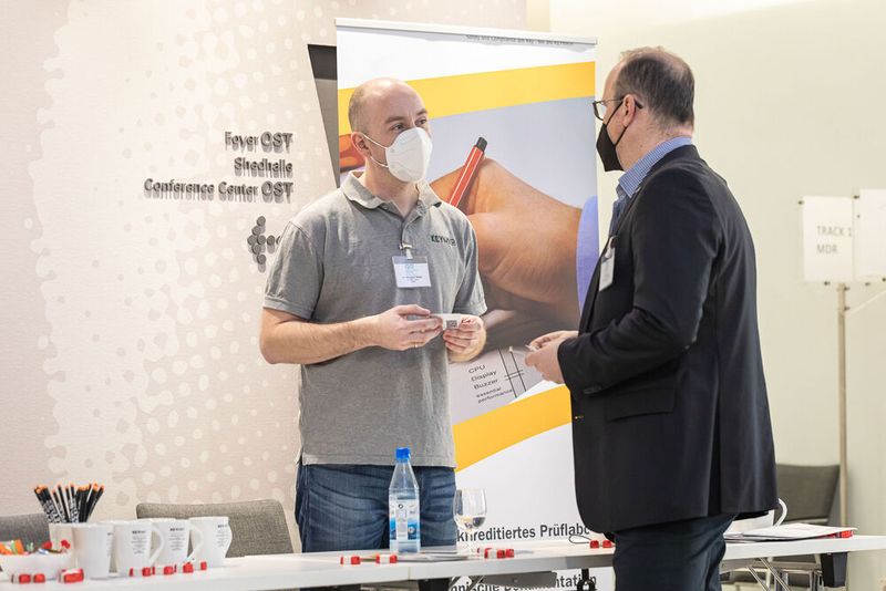 Auch beim Sponsor Keymkr wird das Gespräch am Stand gesucht. (Stefan Bausewein)