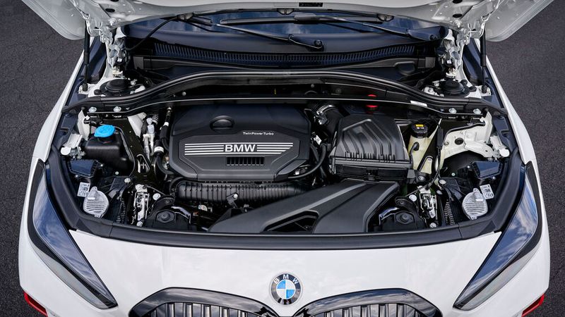 Unter der Haube des BMW 128 ti werkelt eine abgespeckte Version des Vierzylinder-Turbo-Triebwerks aus dem M 135i. Statt über 300 PS leistet es 265 PS. (Bild: BMW)