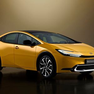 An Ausstattung bringt der Prius in der Basisvariante unter anderem Rückfahrkamera, Sitzheizung und schlüssellosen Einstieg mit.(Bild:  Toyota)