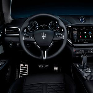 Das Cockpit im Ghibli ist künftig digital. Der Touchscreen für das Infotainmentsystem ist zudem gewachsen.(Bild:  Maserati)