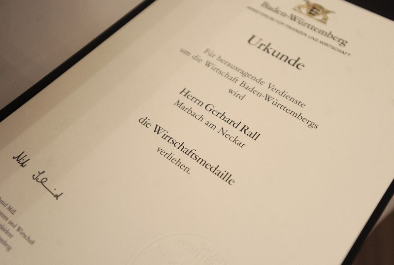 Urkunde für herausragende Verdienste um die Wirtschaft Baden-Württembergs. (Bild: Hainbuch)