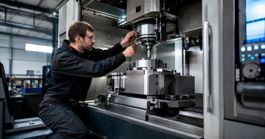 Schein und Wirklichkeit! Es boomt zwar die Rüstung, doch dieser Trend vernebelt laut Experten die eigentliche Situation im deutschen Maschinen- und Elektrosektor (M+E). Was wirklich abgehe, zeigten die Ergebnisse einer Umfrage, die hier zu lesen sind ...(Bild:  KI-generiert)